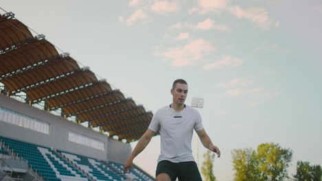 Futbolista-Profesional-En-Cámara-Lenta-Dirigiendo-El-Balón-En-Marcha-En-El-Estadio.-Jugador-De-Fútbol-Haciendo-Encabezado.-Jugador-De-Fútbol-Haciendo-Encabezado.